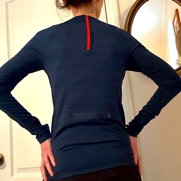ATHLETA TOP W/THUMBHOLES SOFT Like new - Picture 4 of 12